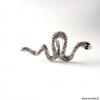 En cool silverfärgad ring med en smal snirklande orm, överströdd med genomskinlig strass.