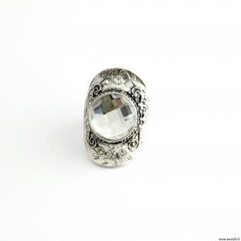 <p>En riktigt maffig statement-ring i silverfärgad metall med antikt mönster och små strasstenar.</p>