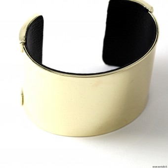 <p><span>Ett ursnyggt cuff-armband i gladiatorstil, av klart guldfärgad tung metall och en insida av konstgjord svart läder för att göra det extra bekvämt på handleden.</span>﻿</p>
