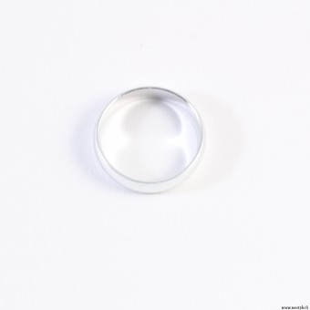 <p>En enkel ring i slät silverfärgad metall utan extra utsmyckningar.</p>
