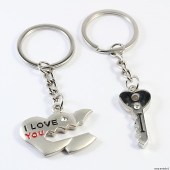 <p>Hopeanvärinen metallinen avaimenperä, joka muodostuu kahdesta oasasta: avaimesta ja sydämestä.</p>