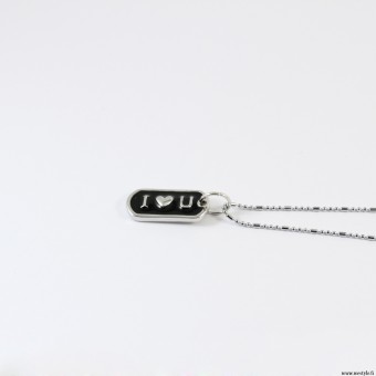 <p>Ett enkelt och stilrent halsband med en tunn silverfärgad kedja och en liten dogtag, med svartlamerad yta, där det står: I U i silverfärg.</p>